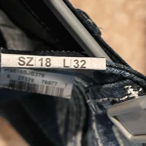 Dark denim Silver jeans size 18 super soft and comfy. They look amazing on ♥️💕